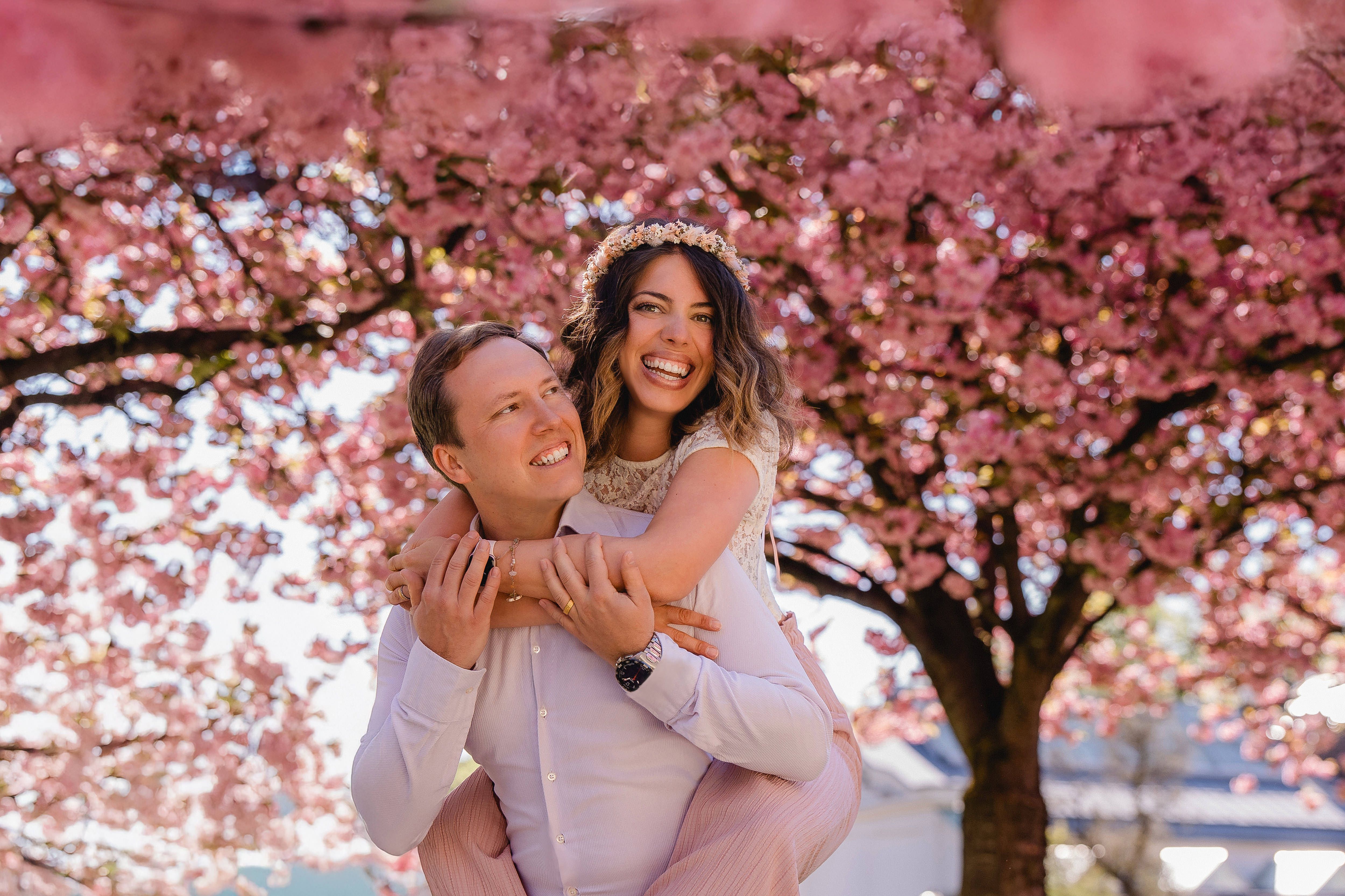 Tanja und Josef vor einem rosa blühenden Kirschbaum