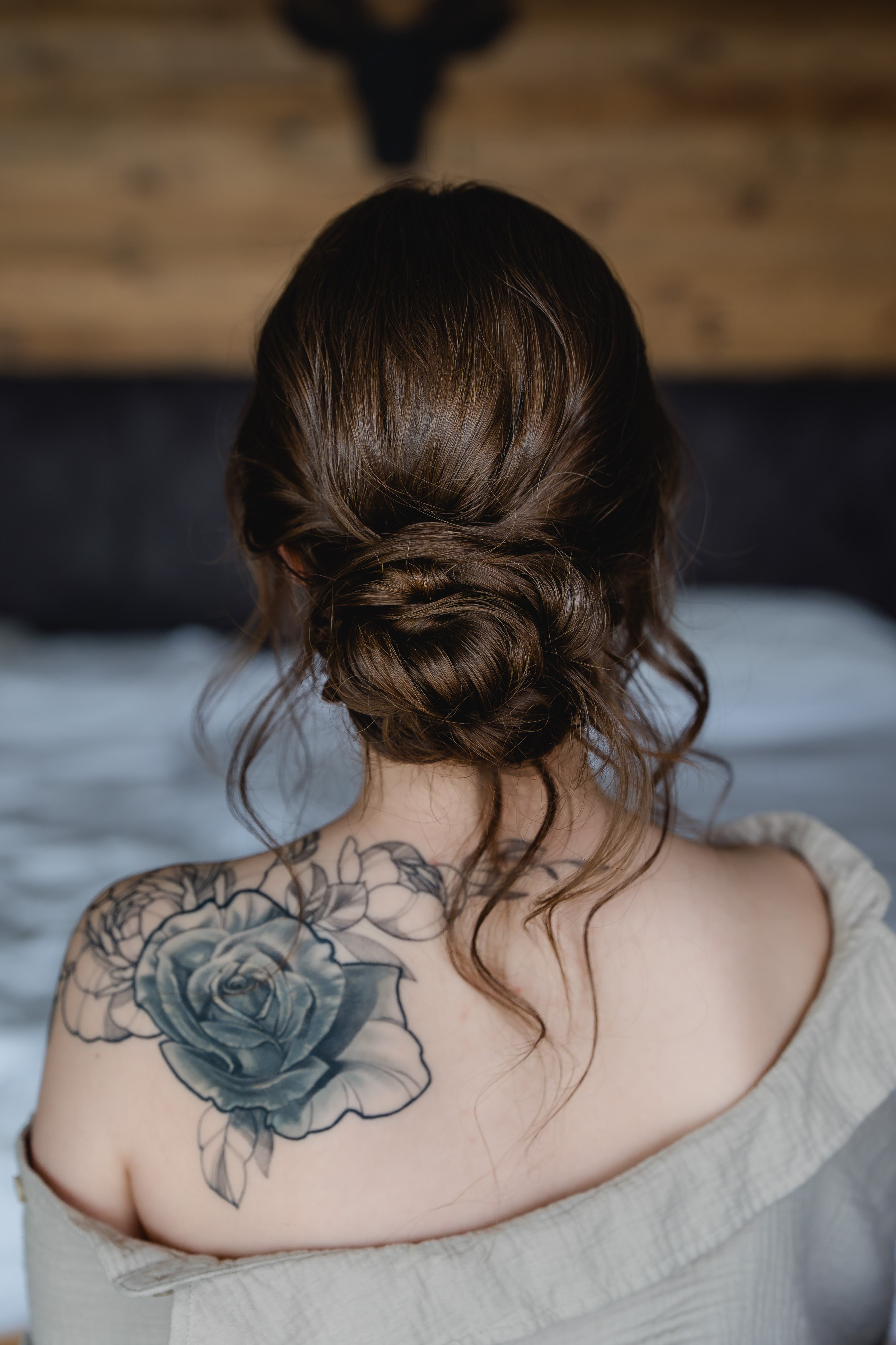 Braut beim Getting Ready am Morgen