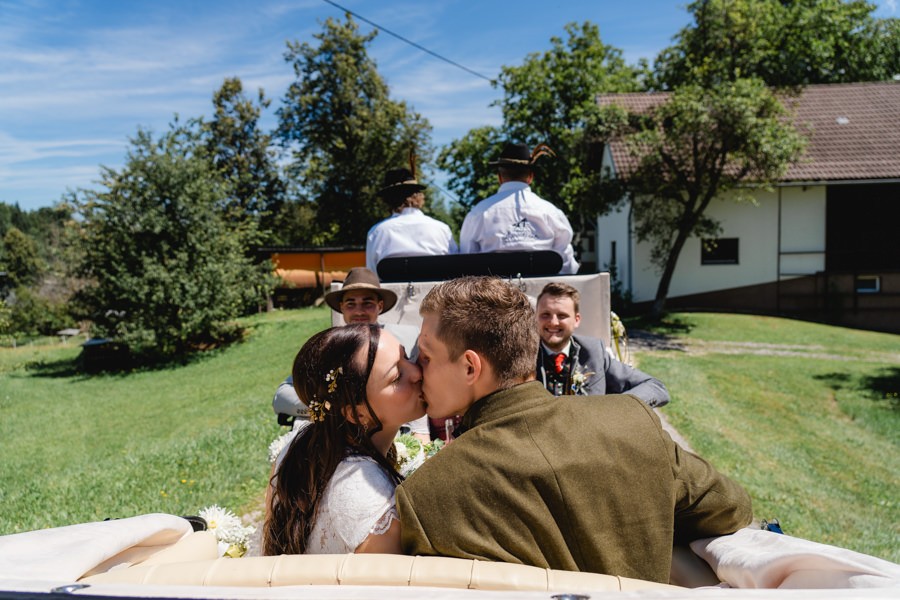 Landhochzeit in Kärnten mit Pferdekutsche